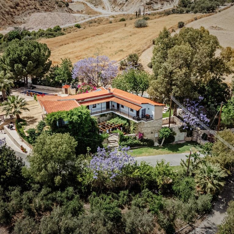 Long table dining inside Vasilias Nikoklis Inn